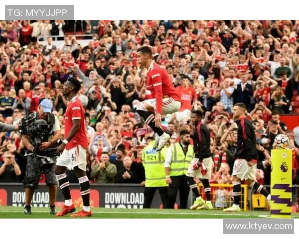 欧冠赛场惊现奇葩事件球迷冲入场内抢夺C罗球衣引热议