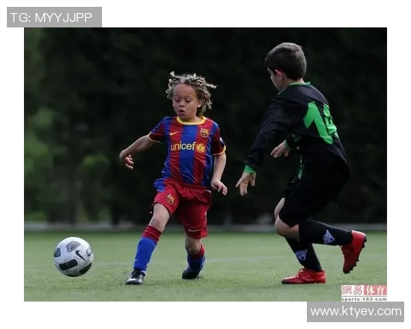 哈维西蒙斯的崛起之路：从青训天才到足球场上的新星